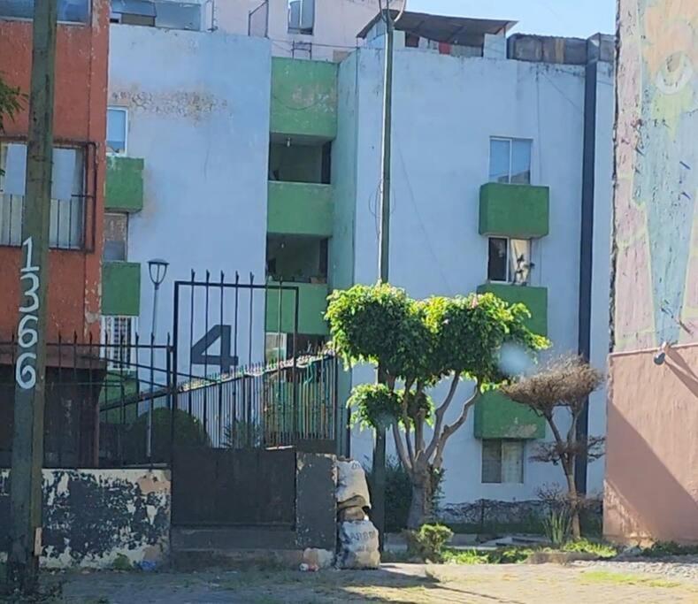 Practico Y Comodo Caminando A La Expo Guadalajara Kültér fotó